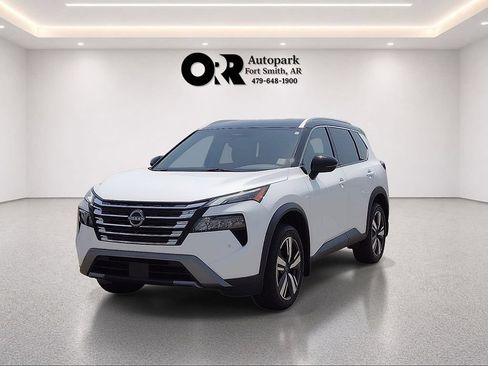 Used 2025 Nissan Rogue SL AWD/4WD image 2