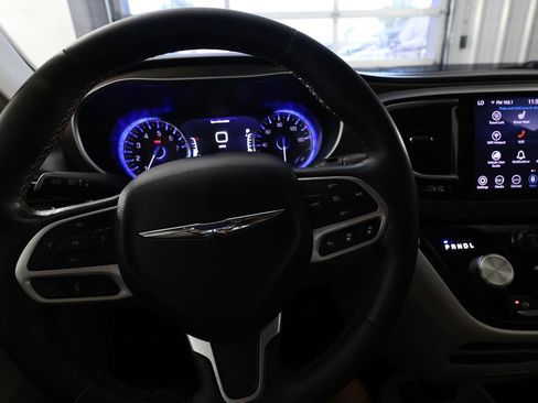 Used 2019 Chrysler Pacifica Touring-L Plus FWD image 20