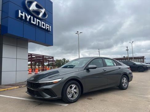 Used 2025 Hyundai Elantra SE image 2