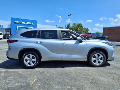 Used 2023 Toyota Highlander LE image 5