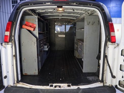 Used 2009 Chevrolet Express 2500 image 16