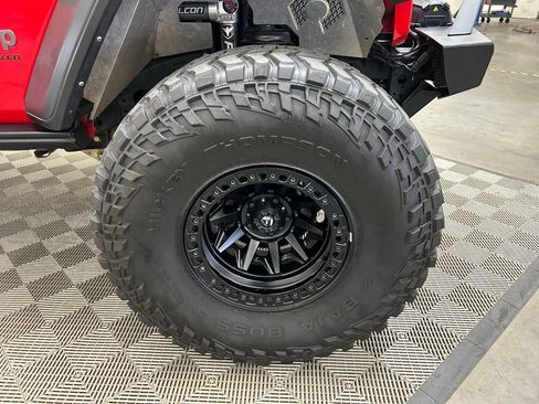 Used 2023 Jeep Wrangler Unlimited Rubicon AWD/4WD image 2