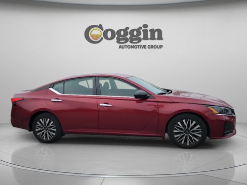 Used 2024 Nissan Altima 2.5 SV image 8