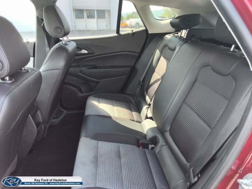 Used 2025 Chevrolet Trax LT FWD image 17