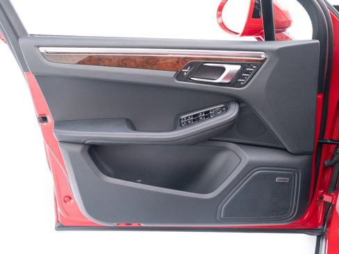 Certified 2025 Porsche Macan image 20