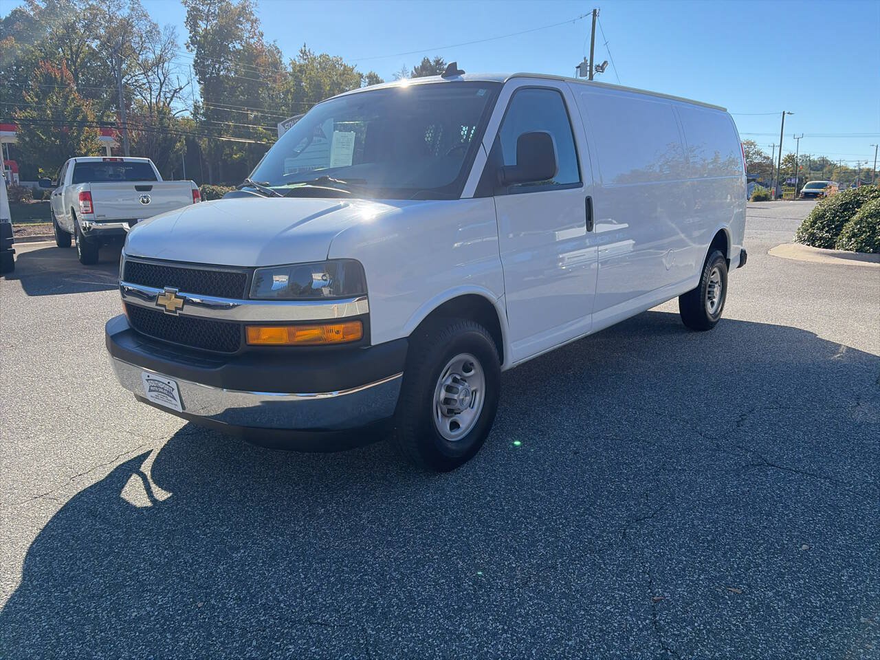 Used 2022 Chevrolet Express 3500 Extended w/ Driver Convenience Package RWD image 5