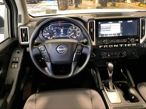 Used 2025 Nissan Frontier SV image 17