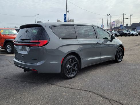 Used 2022 Chrysler Pacifica Limited w/ S Appearance Package FWD image 4