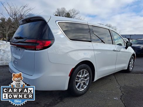 Used 2024 Chrysler Pacifica Touring-L image 6