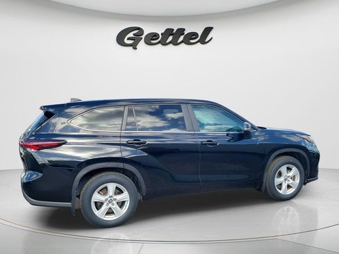 Used 2024 Toyota Highlander LE image 3