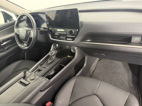 Used 2024 Toyota Grand Highlander AWD image 11
