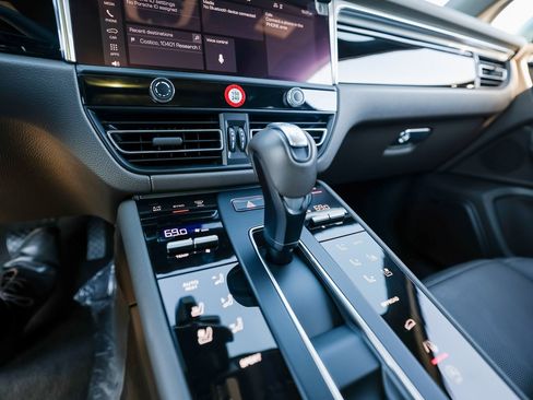 Certified 2025 Porsche Macan image 20