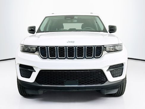 Used 2023 Jeep Grand Cherokee Laredo AWD/4WD image 2