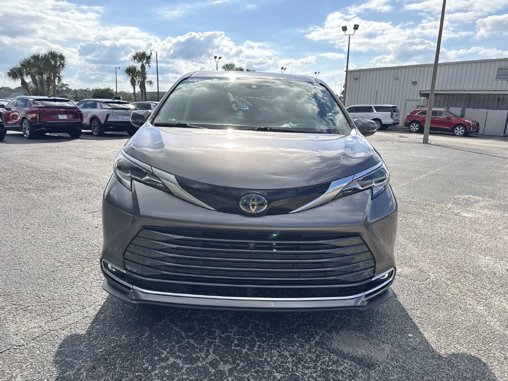 Used 2023 Toyota Sienna Platinum AWD/4WD image 19