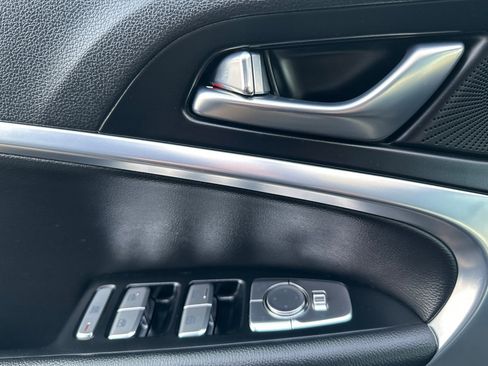 Used 2023 Genesis G70 2.0T image 11