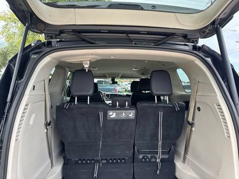 Used 2019 Chrysler Pacifica Touring-L FWD image 15