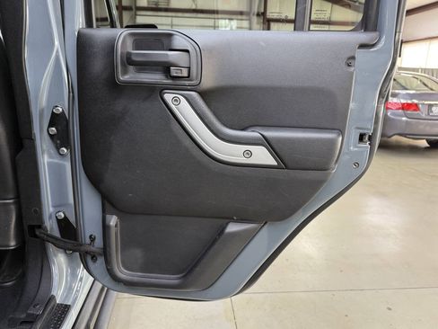 Used 2015 Jeep Wrangler Unlimited Rubicon AWD/4WD image 14
