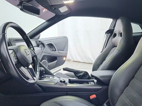 Used 2021 Nissan GT-R Premium image 18