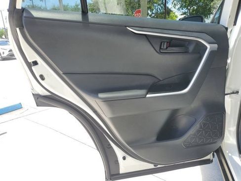 Used 2021 Toyota RAV4 LE FWD image 15