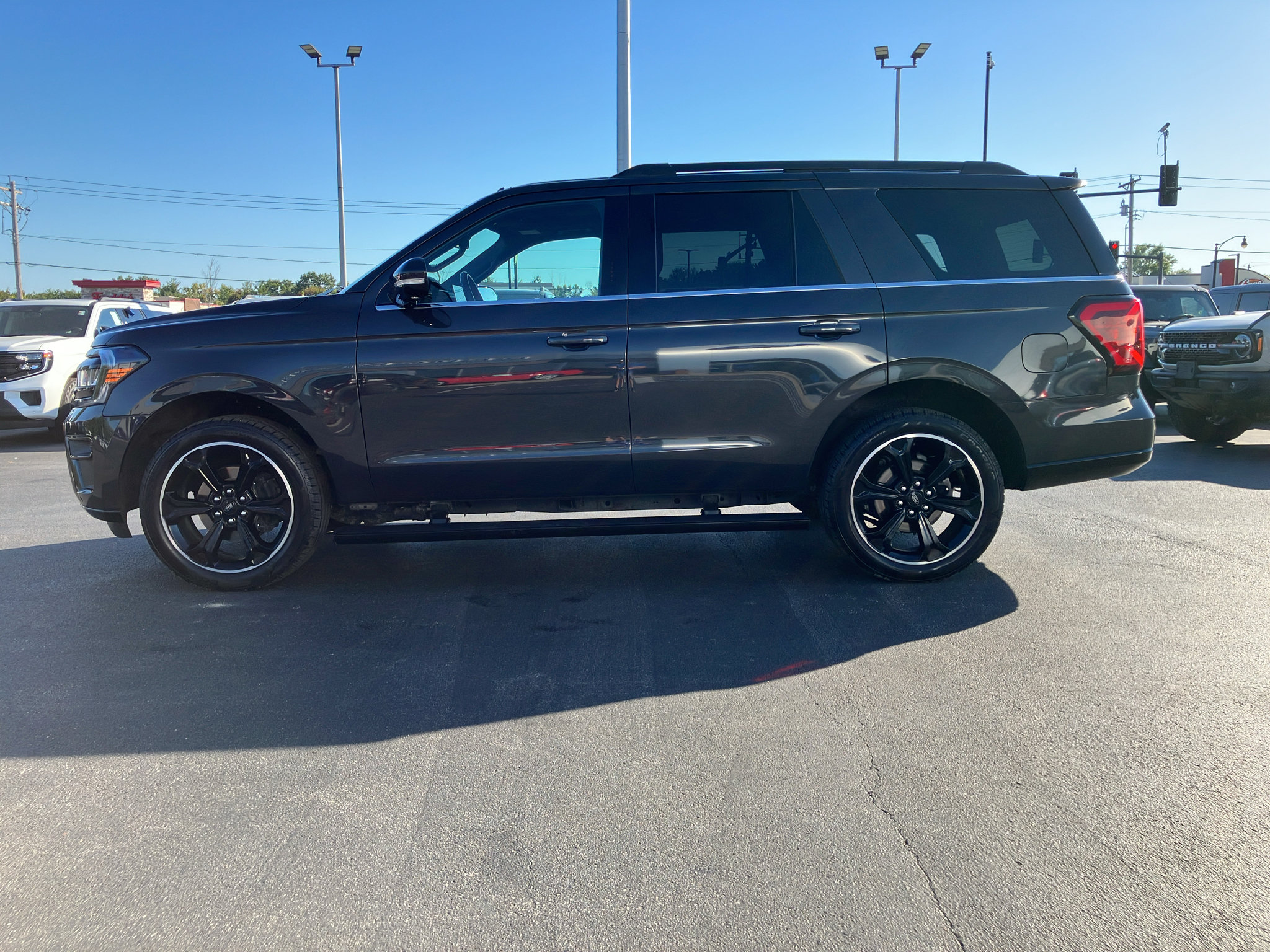 Used 2023 Ford Expedition Limited AWD/4WD image 3