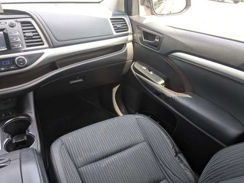 Used 2014 Toyota Highlander Plus AWD/4WD image 9