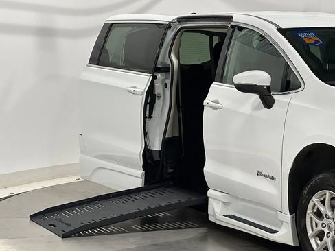 Used 2023 Chrysler Pacifica Touring-L FWD image 28