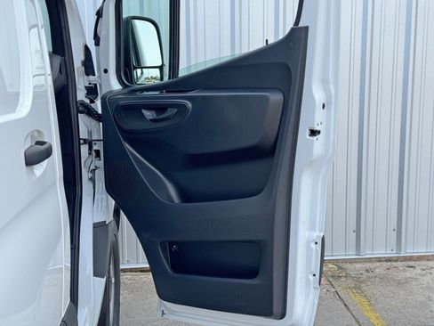 Used 2024 Mercedes-Benz Sprinter 2500 w/ Acoustic Package image 31