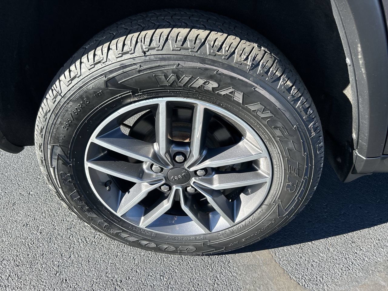 Used 2020 Jeep Grand Cherokee Laredo w/ Security & Convenience Group AWD/4WD image 9