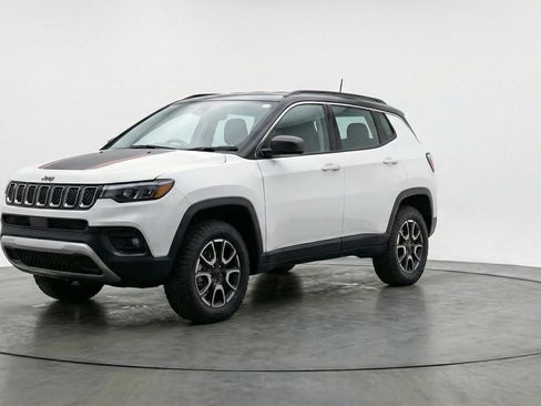Used 2025 Jeep Compass Trailhawk image 3
