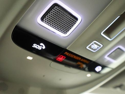 Used 2024 Volvo V60 B5 Cross Country Plus image 17