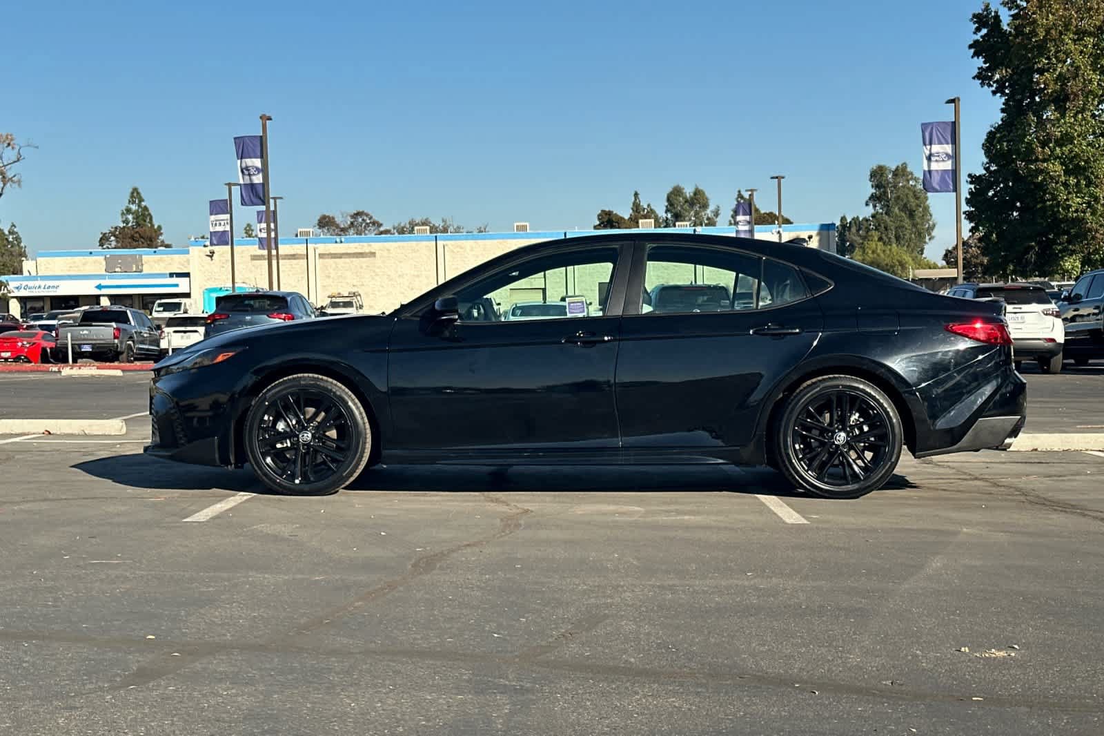 Used 2025 Toyota Camry SE w/ Convenience Package FWD image 5
