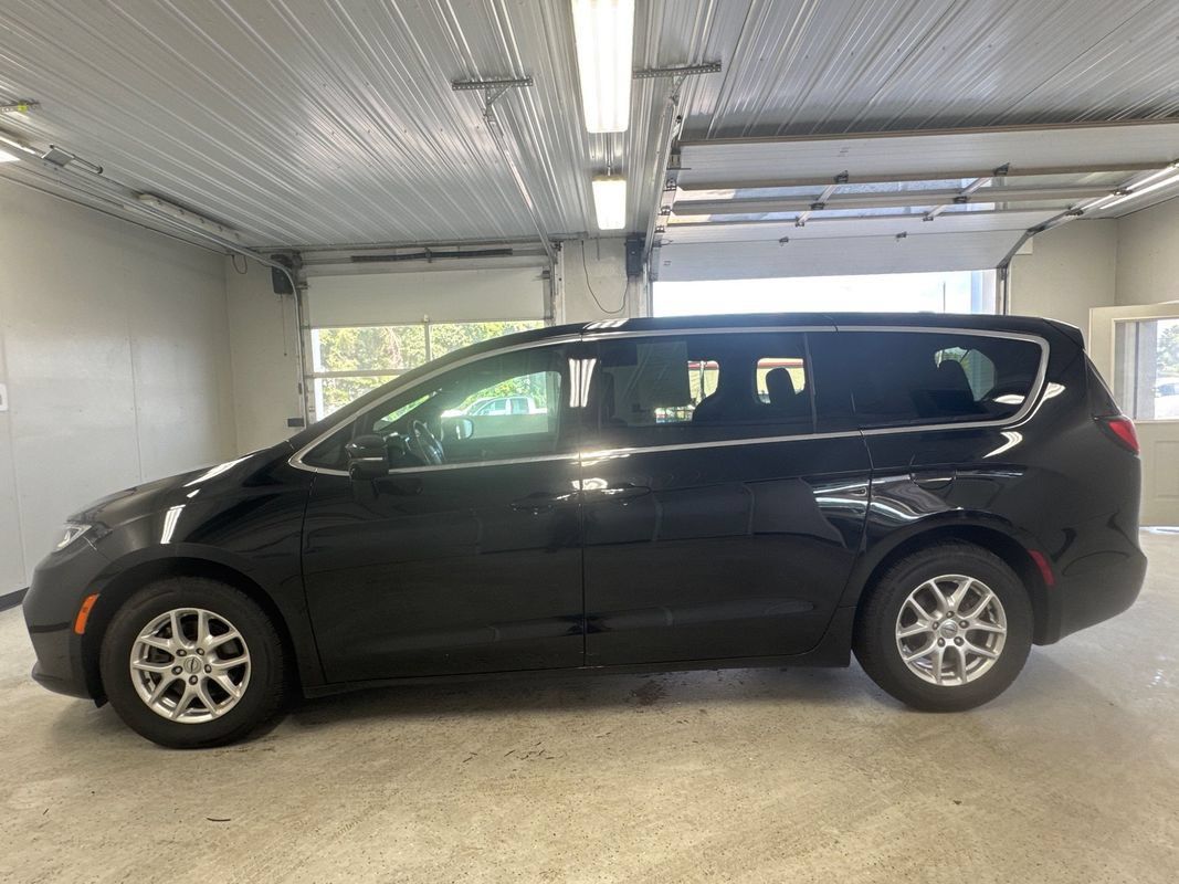 Used 2024 Chrysler Pacifica Touring FWD image 3