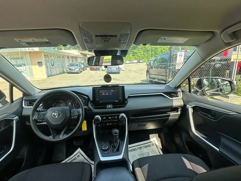 Used 2020 Toyota RAV4 LE AWD/4WD image 25
