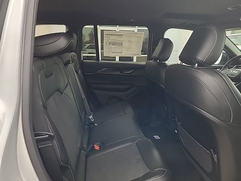 New 2025 Jeep Grand Cherokee 4WD image 32