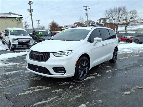 Certified 2021 Chrysler Pacifica Touring-L w/ Uconnect Theater Family Group image 3