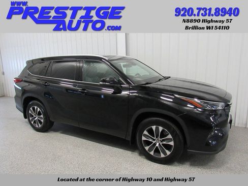 Used 2022 Toyota Highlander XLE AWD/4WD image 3
