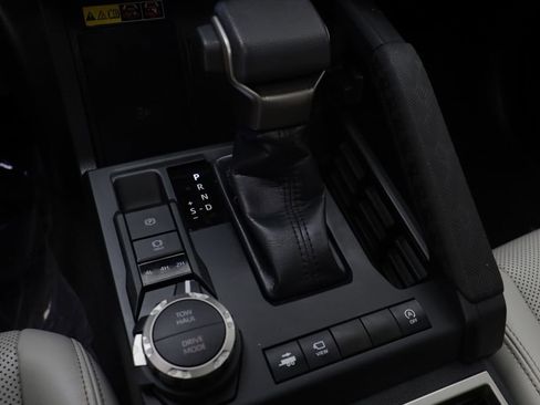 Used 2025 Toyota Tacoma Limited AWD/4WD image 12
