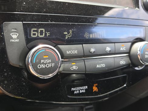 Used 2018 Nissan Rogue SV w/ Premium Package FWD image 20