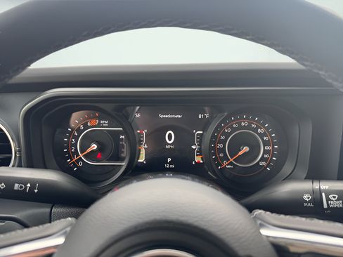 Used 2025 Jeep Wrangler Unlimited Sahara AWD/4WD image 22