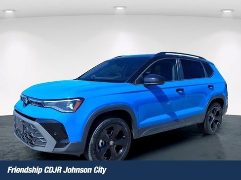 Used 2025 Volkswagen Taos SE AWD/4WD image 1