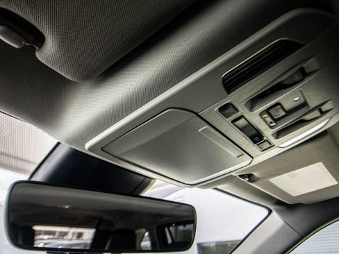 Used 2024 Toyota Highlander XLE FWD image 33