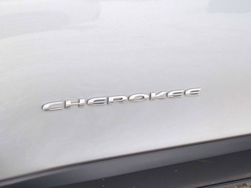 Used 2018 Jeep Cherokee Latitude w/ Cold Weather Group image 13