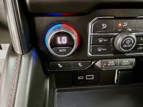 Used 2022 Chevrolet Suburban RST image 19