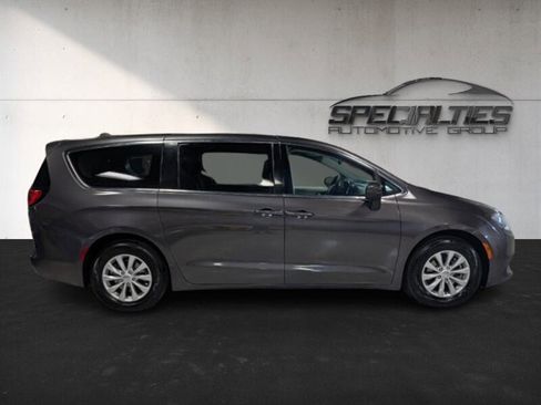 Used 2017 Chrysler Pacifica Touring w/ Tire & Wheel Group image 11