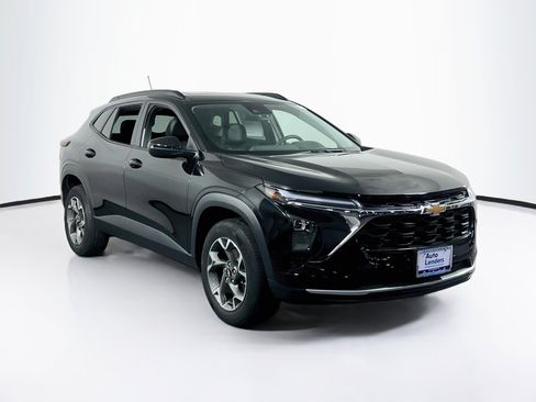 Used 2024 Chevrolet Trax LT w/ Sunroof Package FWD image 3