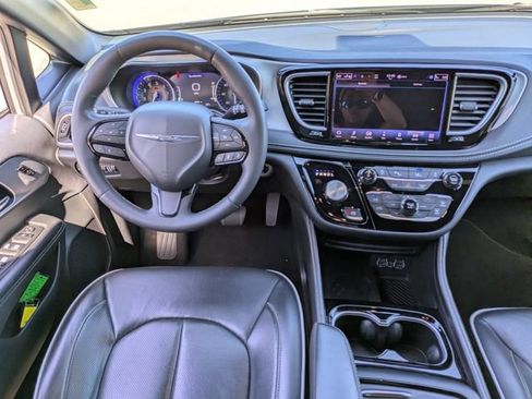 Used 2025 Chrysler Pacifica Limited FWD image 17