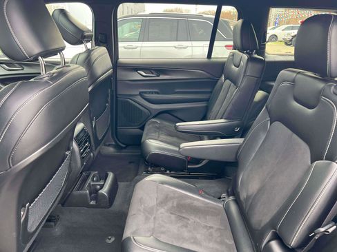 Used 2023 Jeep Grand Cherokee L Laredo image 31