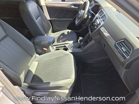 Used 2023 Volkswagen Tiguan SE w/ Panoramic Sunroof Package FWD image 17
