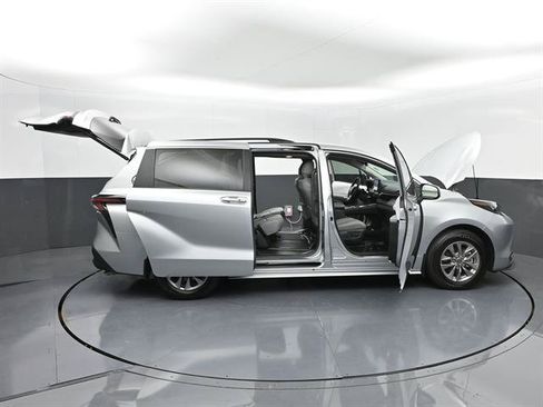 Used 2025 Toyota Sienna XLE FWD image 53