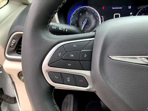 Used 2023 Chrysler Pacifica Touring-L image 23